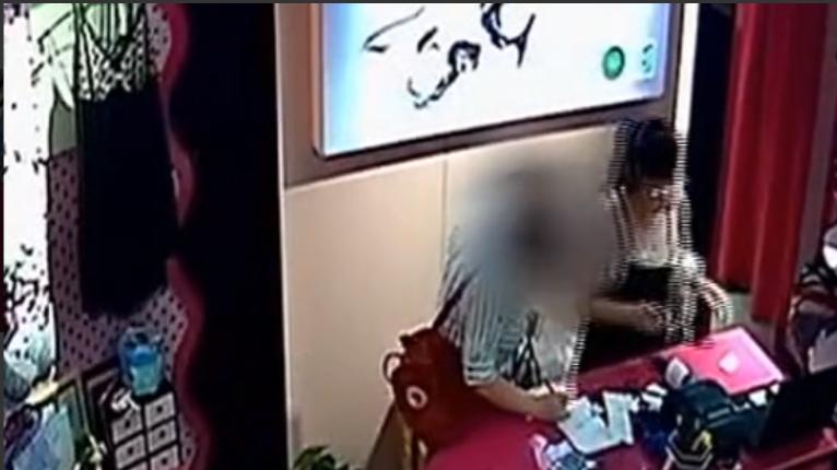 湖北武汉，张女士在一家女士内衣店做营业员，一女子买了2件内衣，总计440元
