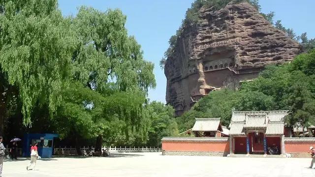 麦积山石窟|中国最富有的一座山，山脚下有千万现金，为何却始终无人敢拿