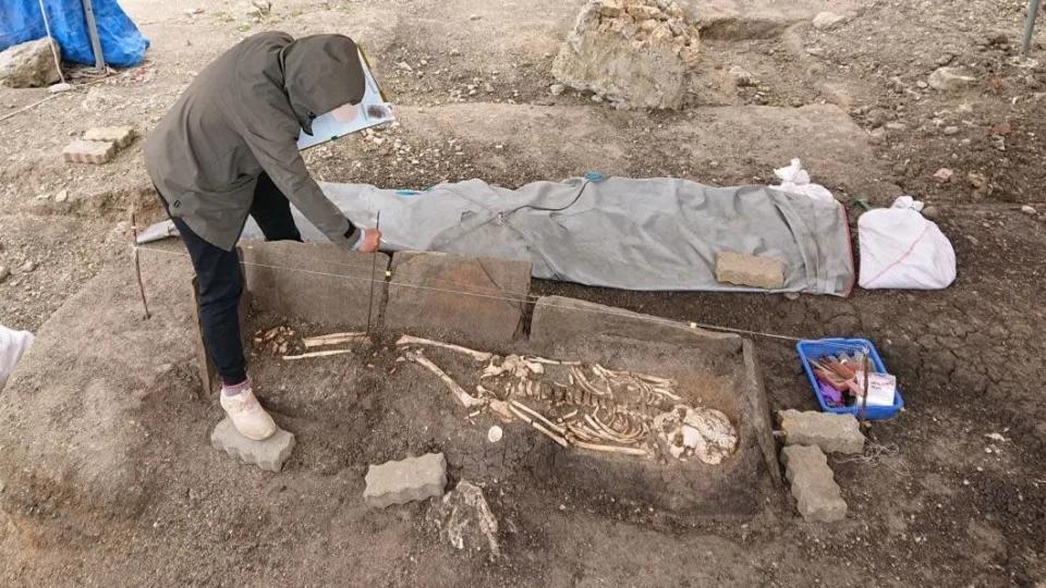 垦丁鹅銮鼻公园挖「51具人骨」！白头骨碎裂4千年前古墓出土