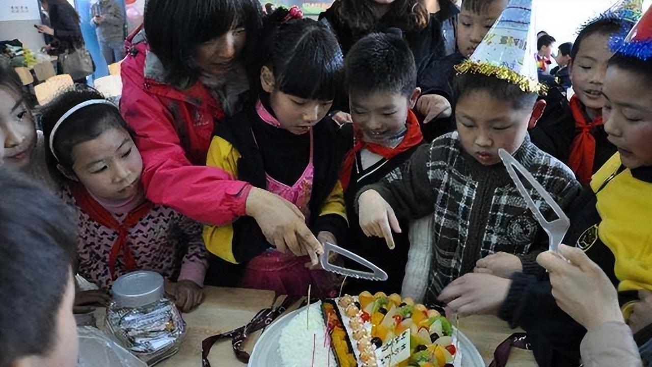 男孩迟到想偷溜进教室，却被突如其来的“惊喜”当场石化成表情包