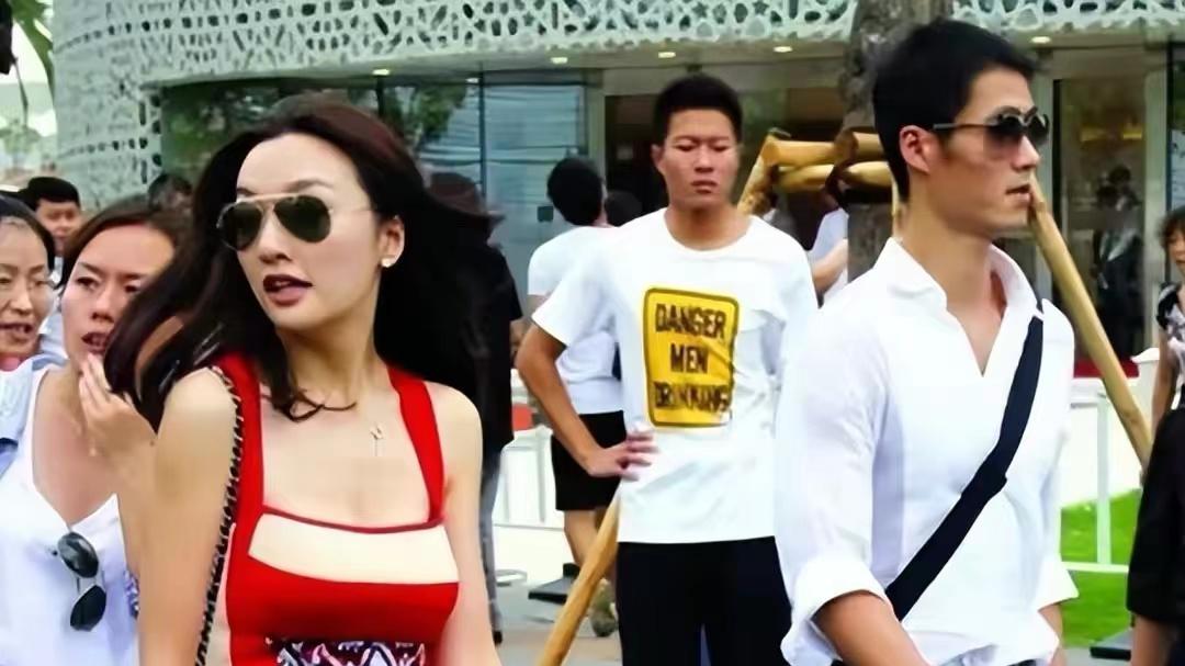 王励勤|王励勤前女友，豪宅聚餐！36岁皮肤白皙身材傲人，3年嫁2任富豪老公