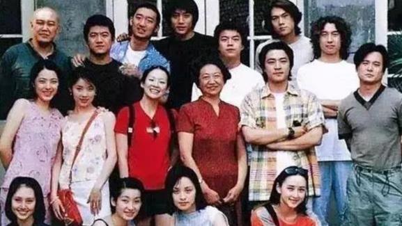 影帝|年轻时被骂丑，32岁嫁影帝，结婚10年11个孩子，42岁成人生赢家！