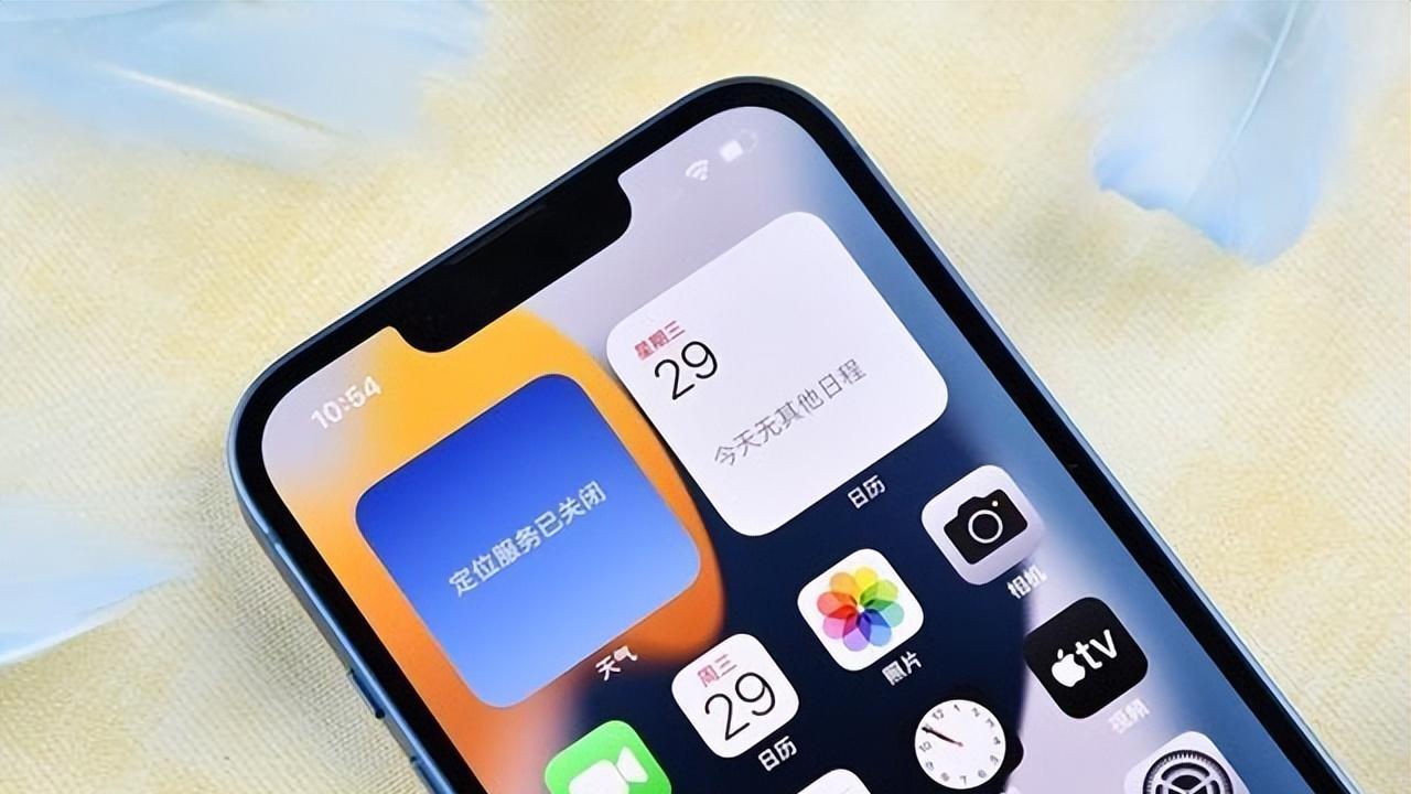 苹果|苹果iPhone13降至4799元，到底值不值得入手呢？