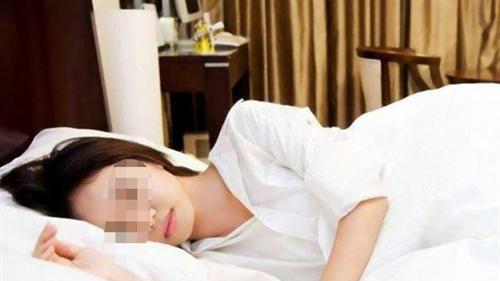 回顾男子酒后让朋友“教训”妻子，被妻子用菜刀砍死，法院判了