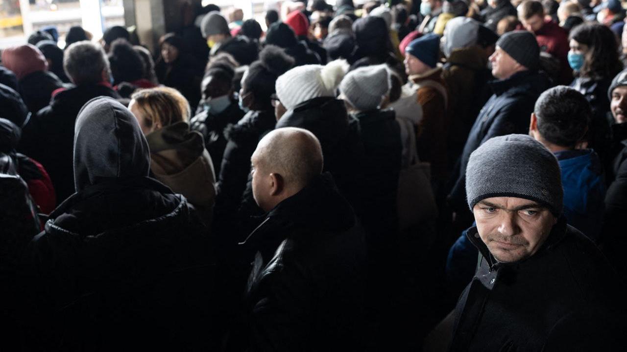 四百万乌克兰人返乡，有人冒着风险装修新家，有人抓紧结婚，只因“人生只有一次”