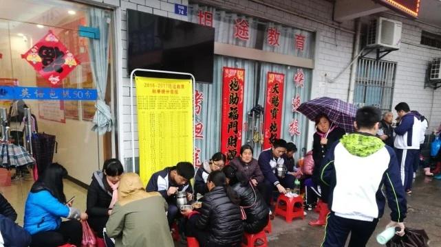 大学|毛坦厂2022年收复读班102个，1.5万人，第一学历有多重要？