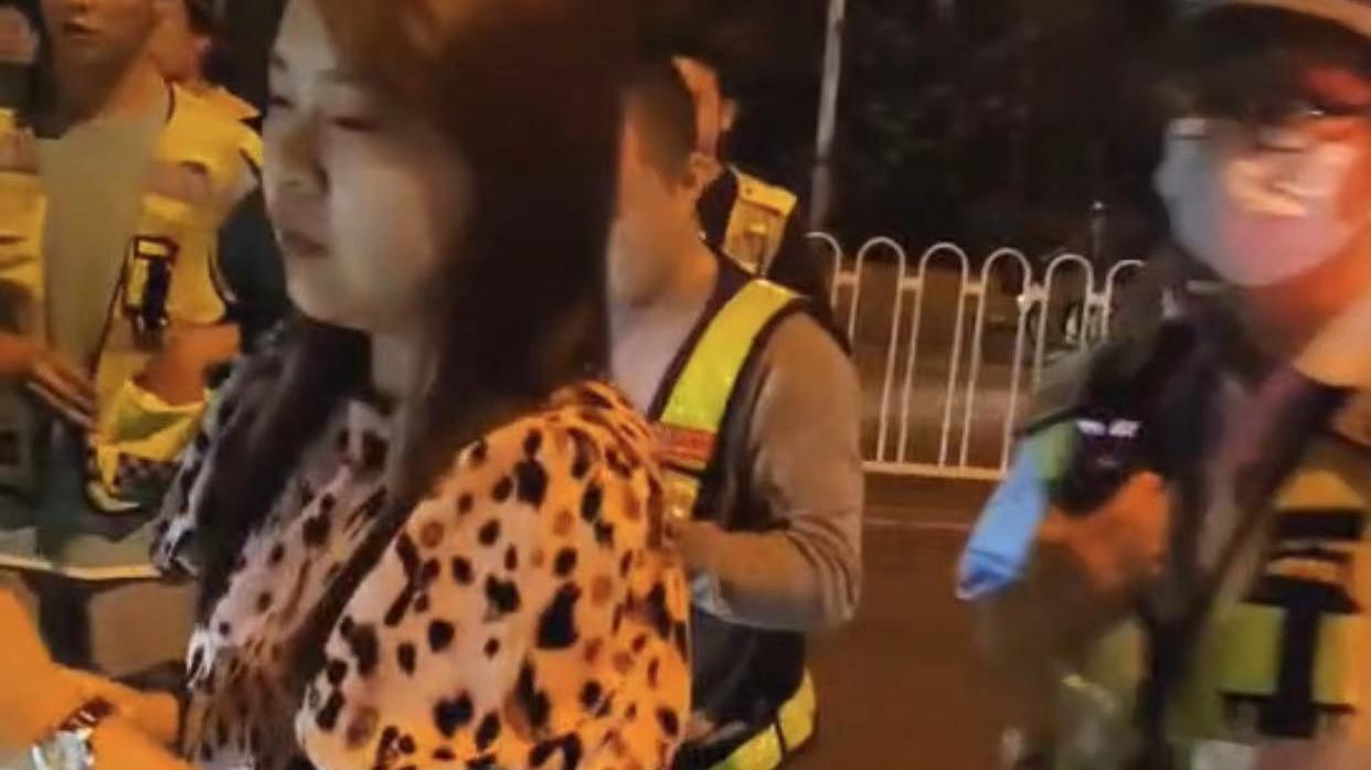 太丑陋了！宝马女司机疑酒驾拖行老人1千米，下车前打电话，非常淡定!
