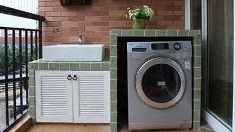 开放式阳台都得封？侧面墙木板包起来，装个灯带成观景区！