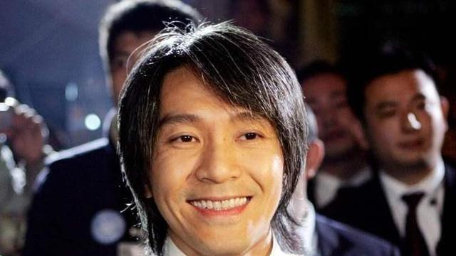 周星驰|洪金宝曾吐槽周星驰：“在我面前，他不敢自称星爷！”