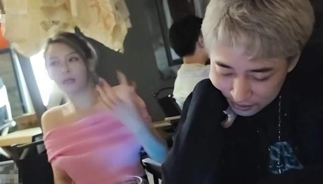 钱小佳|钱小佳被夸有情商，坦然回应：我要是有情商就不会播到现在