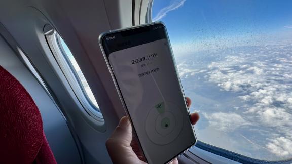 北斗卫星导航系统|网友：一直想尝试在飞机上用华为 Mate 50 发北斗卫星消息！