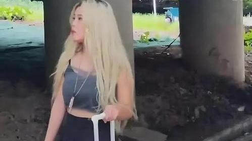 求职|美女寄宿桥底纪实，找工作要求日薪800，直言：我曾在东莞月入8万