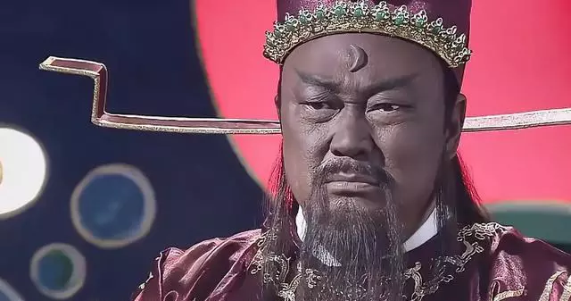 包青天|《包青天》有多离谱？10集剧情加到236集，何家劲失误太搞笑！