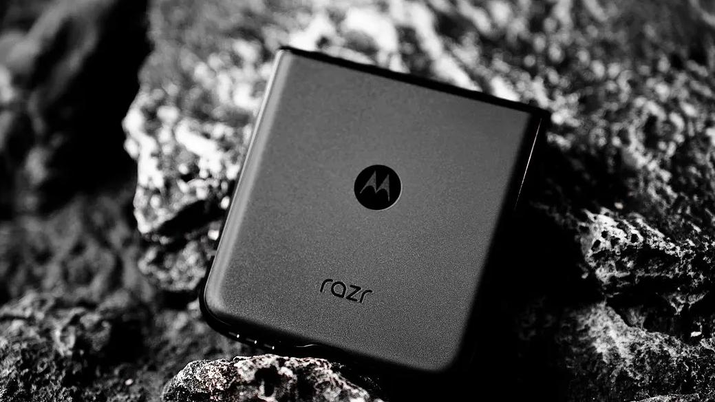 |折叠始祖摩托罗拉，困于“性价比”折叠屏