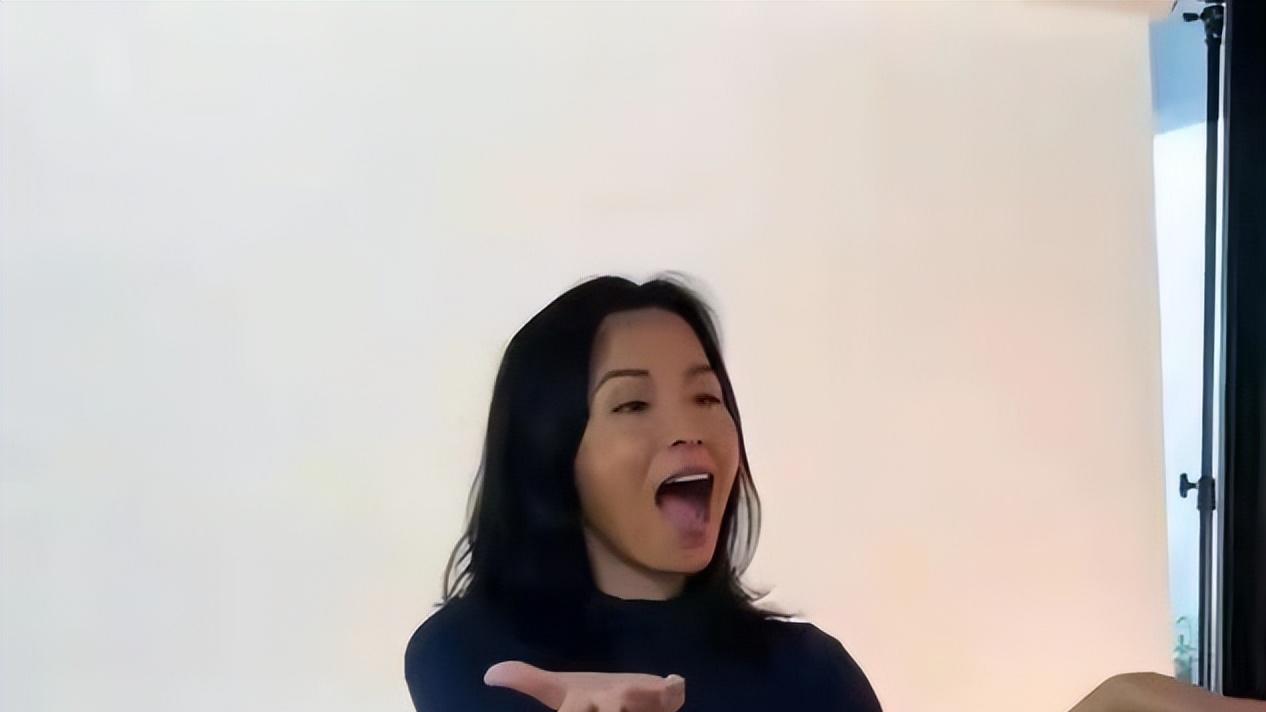 穿衣搭配 韦唯真是没变样，大把年纪还喜欢混血打扮，五官不僵硬有辨识度