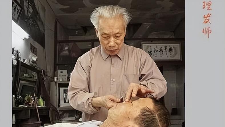 第一次在理发店理发，却被理了一个丢死人的发型，竟然还有人叫好
