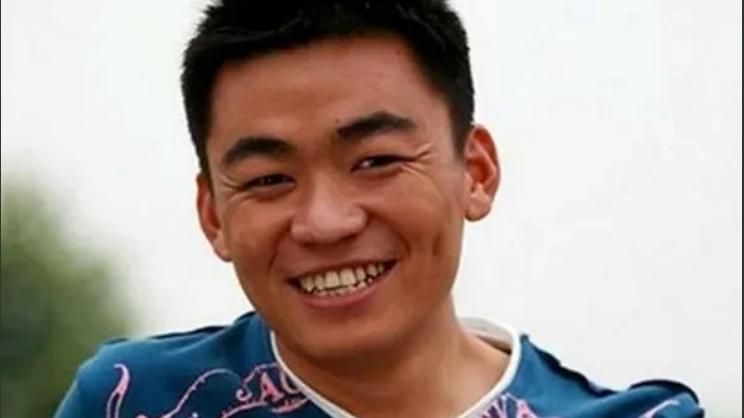 王宝强|有一次，王宝强回家过年看见村口立着一座牌坊，怒气冲冲地去和村长“算账”。