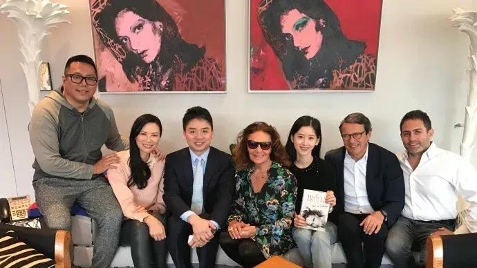 邓文迪|刘强东夫妇和邓文迪聚会！53岁的邓文迪同框刘强东看着比章泽天还有夫妻相，一袭粉