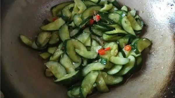 黄瓜|拌黄瓜时，切完切忌直接拌！多加这1步，黄瓜又香又脆，更入味