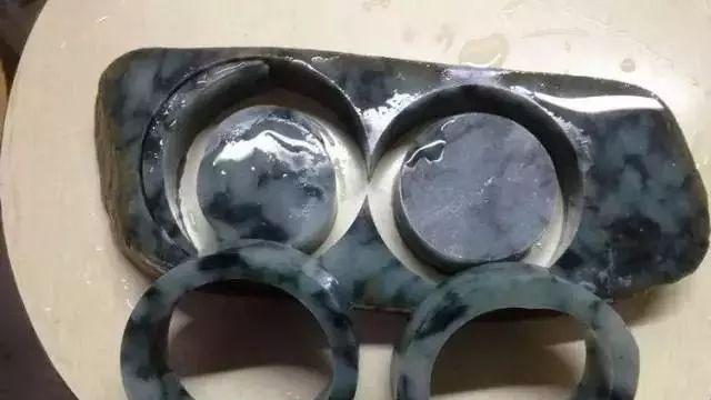 翡翠手镯|6000入手的翡翠原石，一刀下去全是黑藓，都说赔了，货主却喜笑颜开？