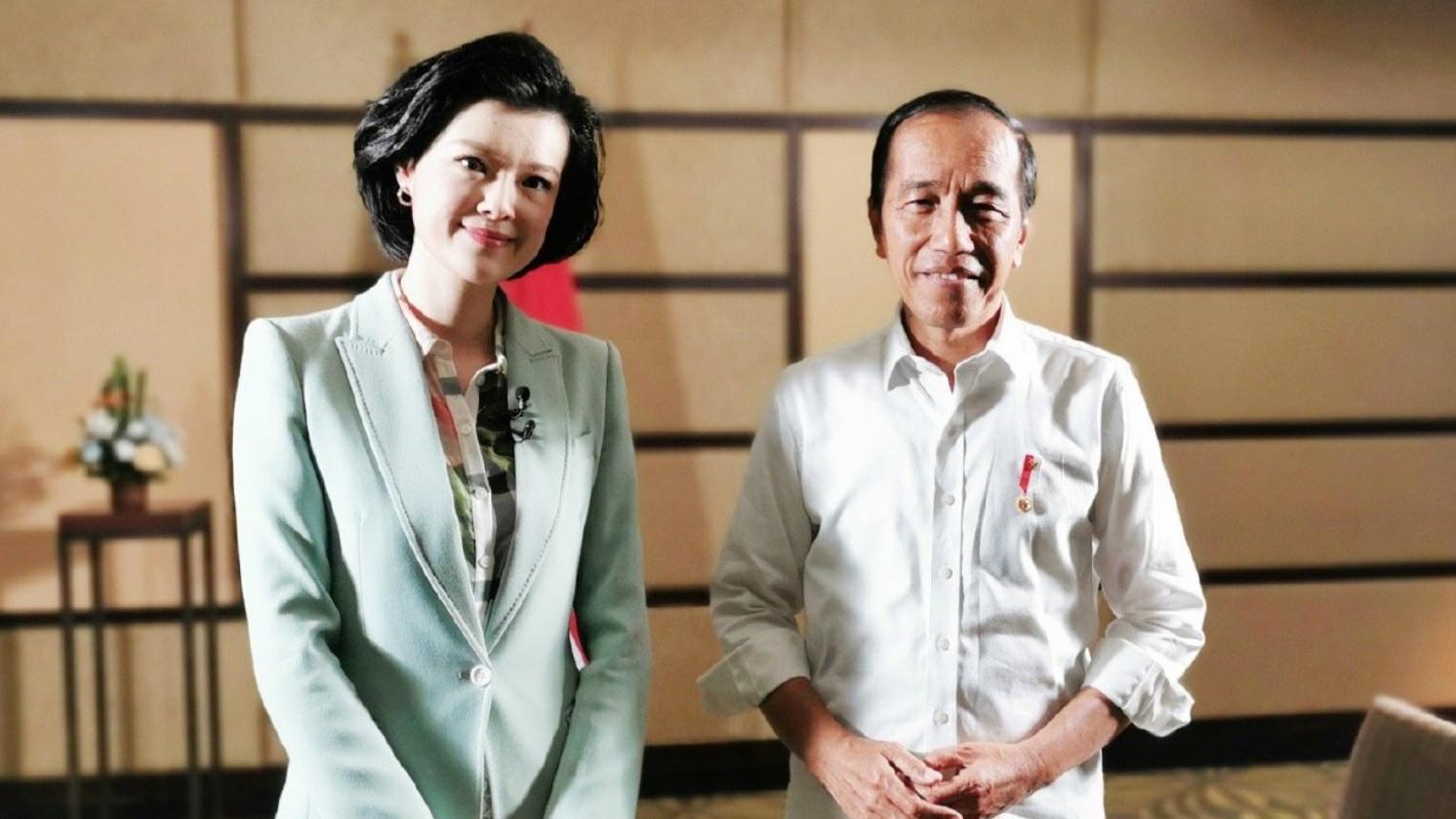 邹韵|央视新节目《高端访谈》开播，新面孔邹韵担任门面，双语主持亮眼