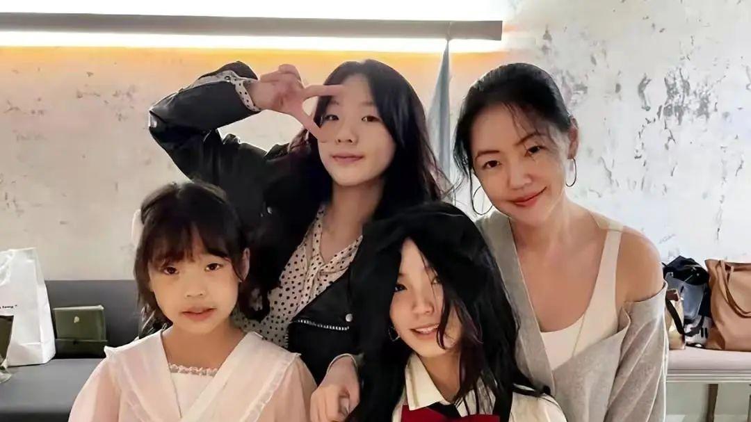 小S|小S低调给女儿庆生，手下卡片爱意满满，这字简直太漂亮了