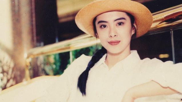 王祖贤|王祖贤的脸型非常完美，三庭五眼非常周正，她跟人合照就没输过