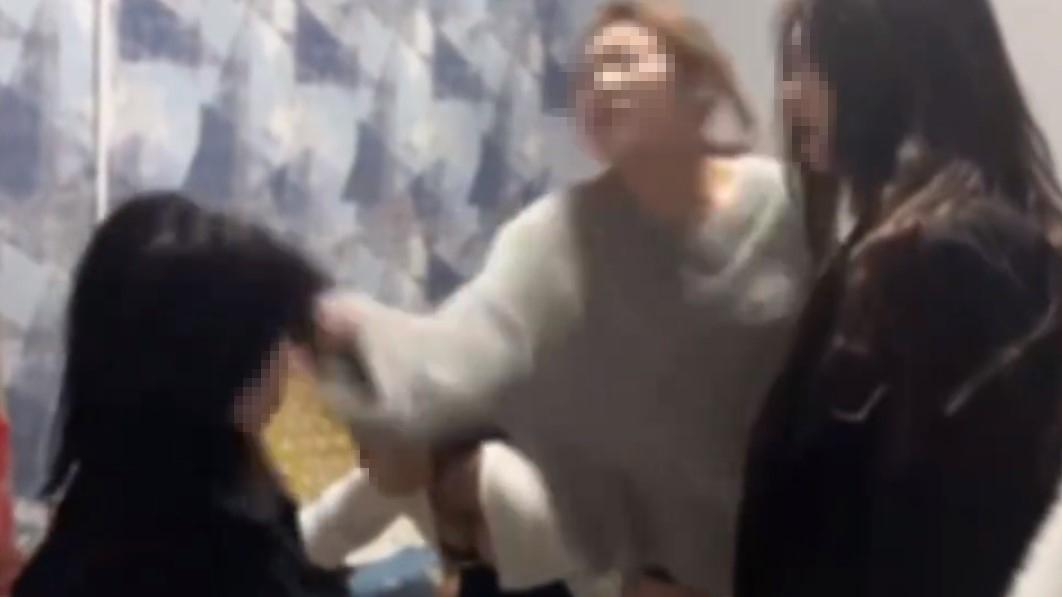 过分！女孩被多人殴打强迫下跪 往头发倒饮料