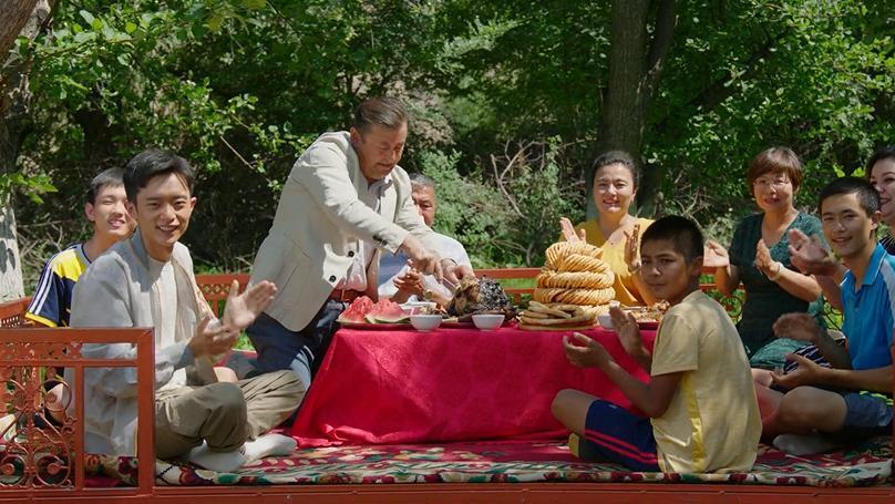 我们这十年|我们这十年：没有名演，却能振奋人心，热爱篇验证了低片酬的价值