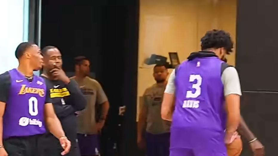 湖人队交易B计划曝光，浓眉哥被摆上货架，与76人交易换恩比德