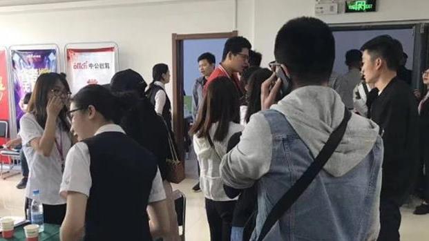 招聘|乡镇公务员开启招聘，优先录取符合条件的人，待遇好还是编制内