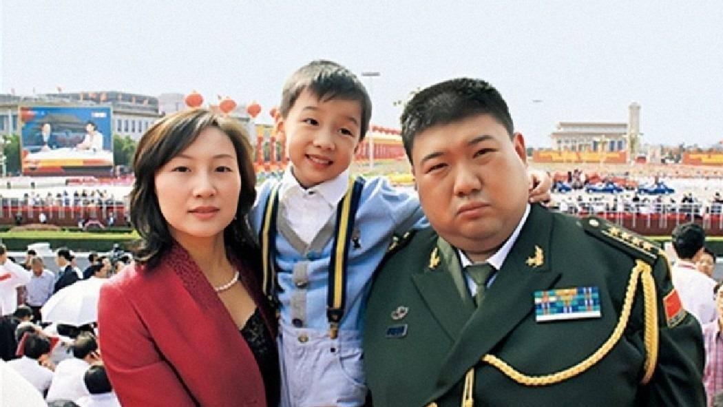 张峻宁|毛新宇离婚后，在2003年娶军医刘滨为妻，如今一儿一女，生活幸福