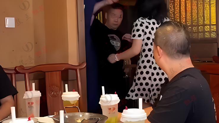 干得漂亮！妻子参加聚会和男同学喝交杯酒，丈夫当众泼男同学一脸