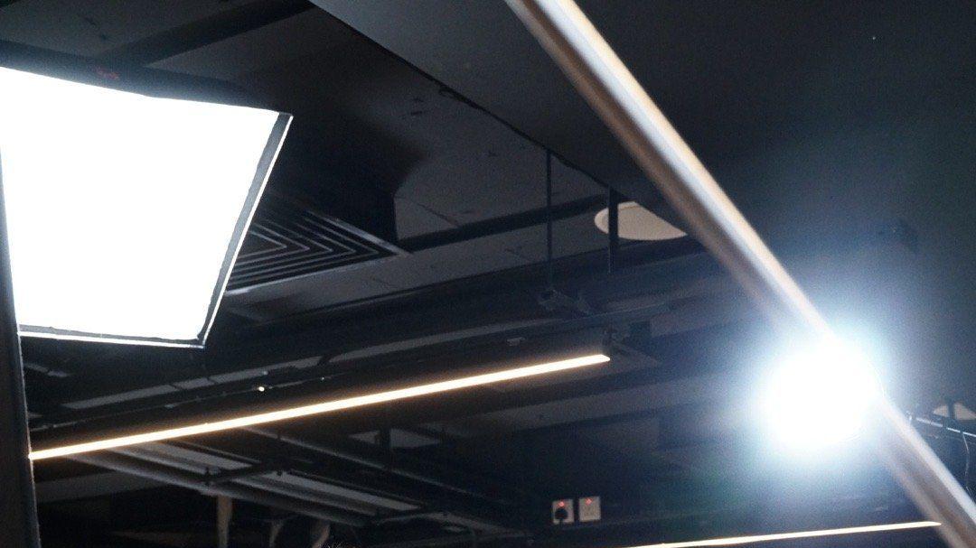 酒吧|清纯风的陈慧琳太美了！50岁穿短裙在酒吧跟素人唱歌，不输年轻人