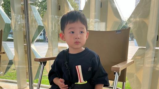 许昕|许昕晒2岁萌娃近照！拿球拍爱不释手，网友：直板技术后继有人