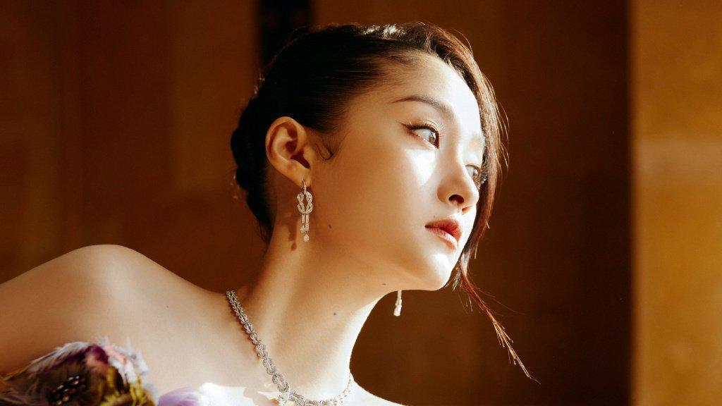 关晓彤|关晓彤飞天奖红毯造型被嘲，刘海发型一言难尽！粉丝：换个造型师