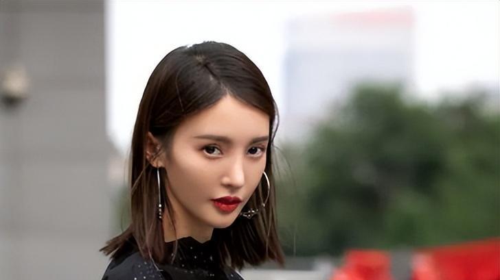 金晨|内娱“脸矮身高”女星，长了一张甜妹脸，身高接近一米七