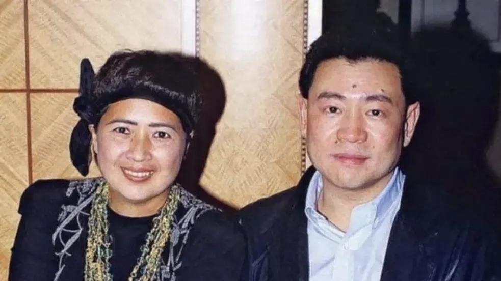 刘銮雄|71岁刘銮雄现身街头，保镖拿白毛巾紧随，身体恢复不错已无需搀扶