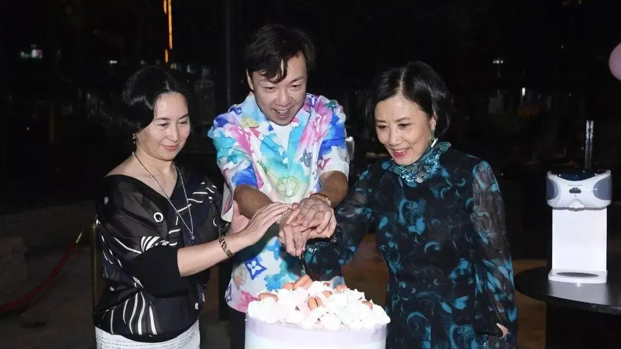 何超琼 何超琼为男闺蜜庆生！被男闺蜜抱着亲吻好尴尬，何超盈还是这么胖