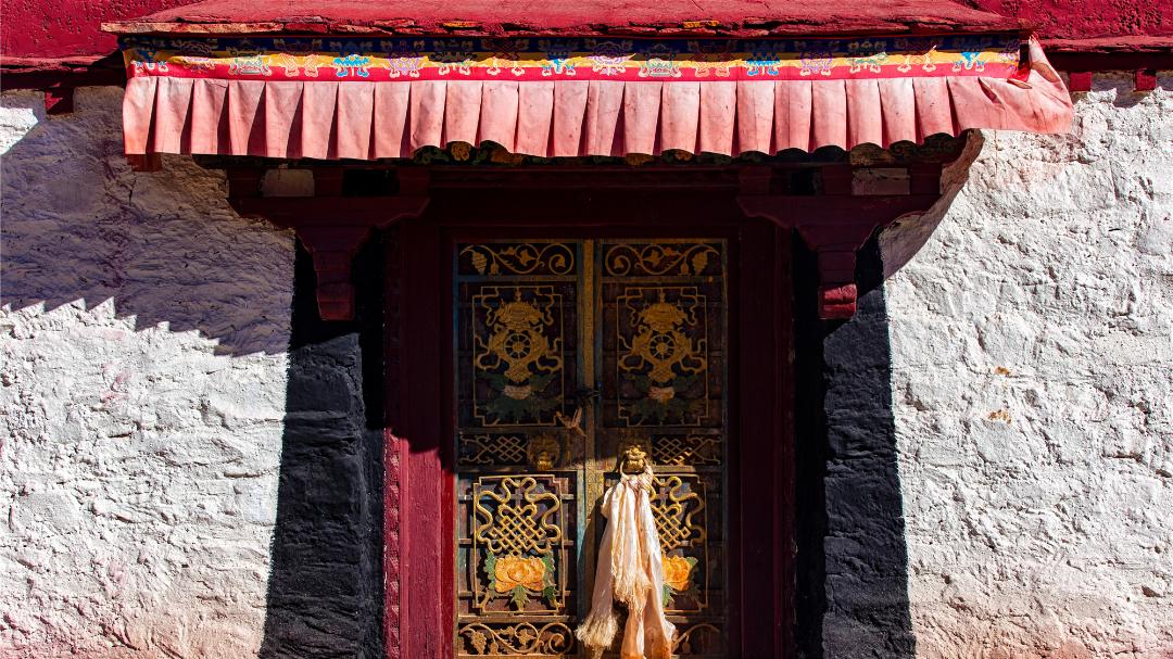 成都|西藏这座小镇，布局仿若国际都市，一座白塔矗立镇中如东方凯旋门