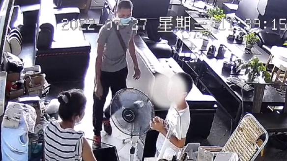 广东10岁男孩沉迷看电视，爸爸一怒之下砸电视机，事后忏悔太偏激