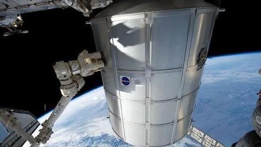 空间站外发现神秘物体，大约5 8米长，美国宇航局公开照片