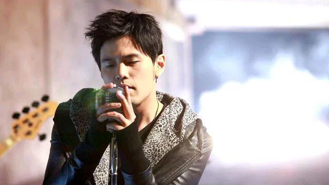 周杰伦|周杰伦现身英国，时尚穿搭，让粉丝们纷纷表示欣赏不了他的这种帅