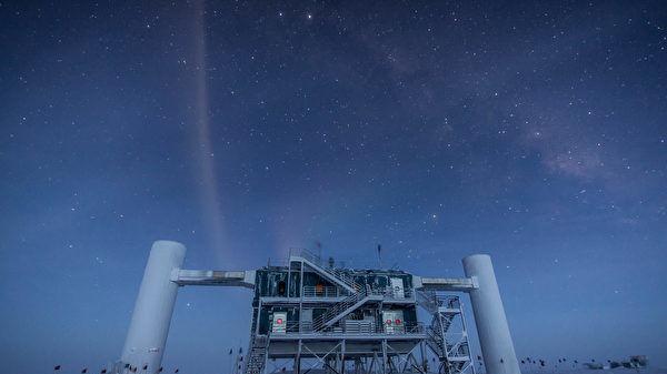南极冰层下探测到中微子 揭示遥远星系特性