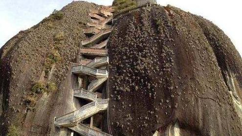 |建在6600万吨巨石上的家，被称为世界上最陡峭的房屋，要如何上去？