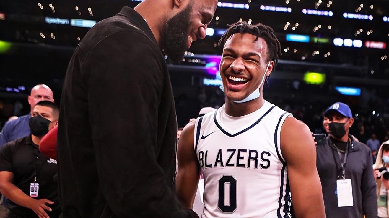 勒布朗·詹姆斯|詹姆斯：我会在职业生涯的最后一个赛季和布朗尼并肩作战！