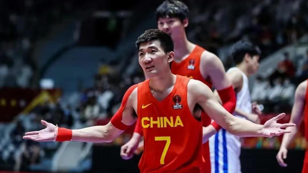 中国男篮|中国男篮3大消息：周鹏现身，辽宁队球员提前回国，新任队长亮相