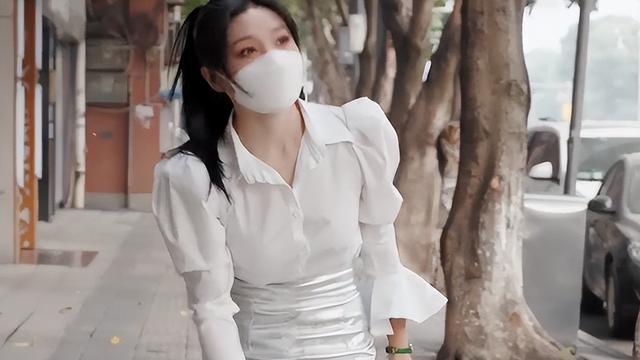 带货|唐小鱼再玩擦边的？身穿高开叉裙蹲点烧饭，威胁拍段不做网红