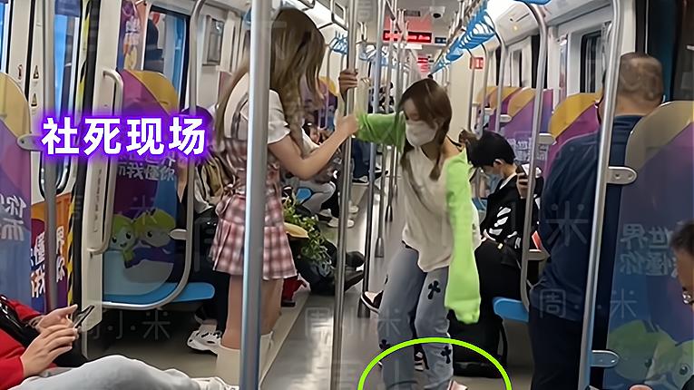 “这鞋子是正品吗？”女子赶地铁意外滑倒，脚丫直接钻出了鞋面