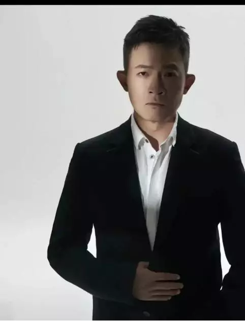 郭靖宇|郭靖宇海外筹拍《南洋英雄》，男主罢演请弟弟救场，放话谁拍谁火